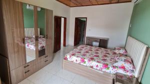 a bedroom with a bed and a large mirror at Résidence Diakhaby in Conakry