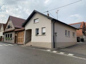 a white building on the side of a street at Le Vingt-Deux in Mietesheim