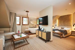 TV a/nebo společenská místnost v ubytování Flair Hotel Werbetal