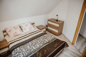 Dormitorio pequeño con cama y vestidor en Spisz& Śpisz, en Frydman