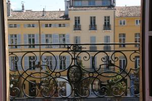 einen Balkon mit Blick auf ein Gebäude in der Unterkunft Les Suites du Cours & Spa in Aix-en-Provence