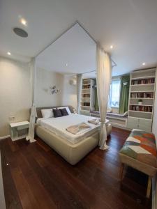 een slaapkamer met een groot bed met een baldakijn bij Ap-Art Sofia in Sofia