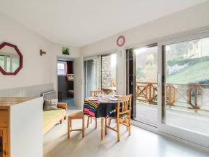 d'un salon avec une table et un balcon. dans l'établissement Appartement Sazos, 3 pièces, 4 personnes - FR-1-402-8, à Sazos