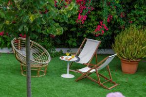 A garden outside Casa das Hortênsias - Charming Guest House