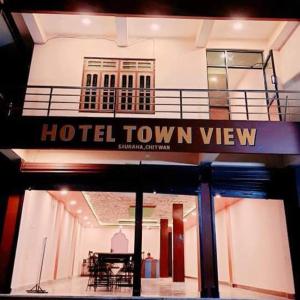 um sinal de hotel para visitar em frente a um edifício em Hotel Town View em Sauraha