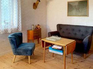 sala de estar con sofá, mesa y silla en 5 person holiday home in HAGFORS en Hagfors