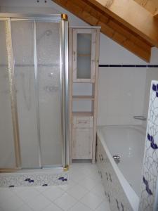 y baño con ducha y bañera. en Villa Pircher, en Dobbiaco