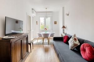 sala de estar con sofá y TV en Ripa Apartments Milano - Pastorelli en Milán