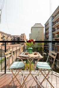 uma mesa e cadeiras numa varanda com vista em Ripa Apartments Milano - Pastorelli em Milão