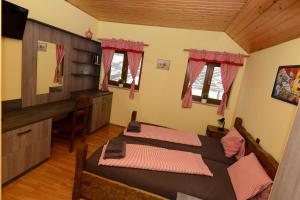 Een bed of bedden in een kamer bij Podveský mlýn