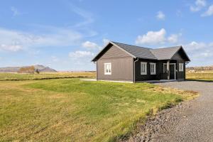 a small house on the side of a road at Luxury Country Cottage with 360° Mountain View in Brautarholt