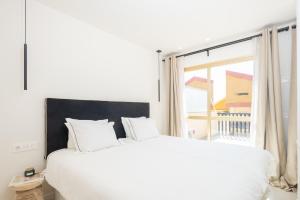 Postel nebo postele na pokoji v ubytování SÖK LA ROMANA seafront Marbella + 37 fotografií
