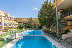 Bazén v ubytování SÖK LA ROMANA seafront Marbella nebo v jeho okolí
