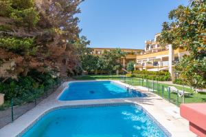 Bazén v ubytování SÖK LA ROMANA seafront Marbella nebo v jeho okolí