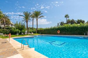 Bazén v ubytování SÖK LA ROMANA seafront Marbella nebo v jeho okolí