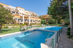 Bazén v ubytování SÖK LA ROMANA seafront Marbella nebo v jeho okolí