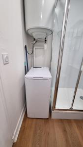 een badkamer met een wit toilet en een wastafel bij Cristal 2 in Issoire