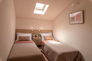 Gallery Suites & Residences Piraeus客房内的一张或多张床位