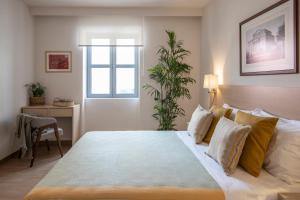 Gallery Suites & Residences Piraeus客房内的一张或多张床位