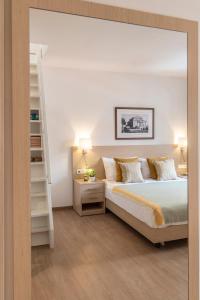 Gallery Suites & Residences Piraeus客房内的一张或多张床位