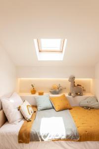 Gallery Suites & Residences Piraeus客房内的一张或多张床位