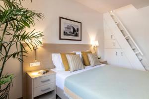 Gallery Suites & Residences Piraeus客房内的一张或多张床位