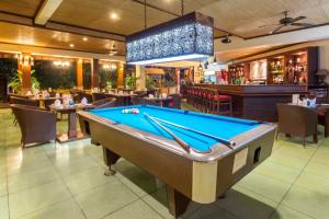 einen Billardtisch in einem Restaurant mit Bar in der Unterkunft Risata Bali Resort & Spa in Kuta
