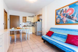 un soggiorno con divano e cucina di TIGLI Lido Altanea a Caorle