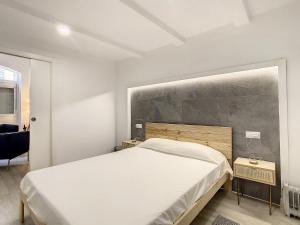 Postel nebo postele na pokoji v ubytování ApartCity Triana
