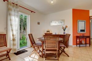 - une salle à manger avec une table et des chaises dans l'établissement Ty Lodge La Réunion, vue mer, Spa, 30 mn du lagon, à Le Tampon