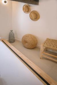 un estante en una habitación con dos cestas y una mesa en Mayor 36 by Seaward Suites, en Villajoyosa