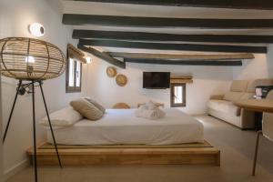 sypialnia z łóżkiem, lampką i kanapą w obiekcie Mayor 36 by Seaward Suites w mieście Villajoyosa