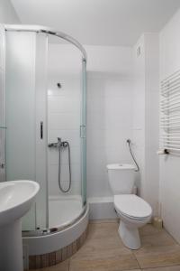 uma casa de banho com um chuveiro, um WC e um lavatório. em Mixbud em Biała Podlaska