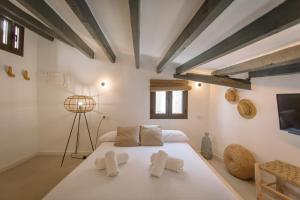 Łóżko lub łóżka w pokoju w obiekcie Mayor 36 by Seaward Suites