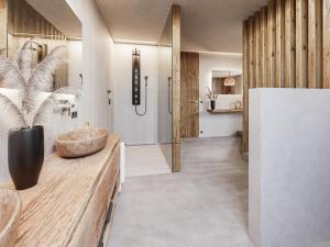 バルダーシュヴァングにある4Monkeys Apartmentsのバスルーム(木製カウンター、シンク付)