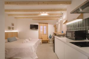 Łóżko lub łóżka w pokoju w obiekcie Mayor 36 by Seaward Suites