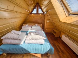 pokój z dwoma łóżkami w drewnianej chacie w obiekcie VisitZakopane - Tetmajera Apartment w Zakopanem
