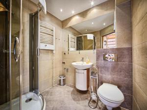 łazienka z toaletą, umywalką i prysznicem w obiekcie VisitZakopane - Tetmajera Apartment w Zakopanem +12 zdjęć