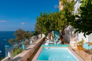 einem Pool an der Seite eines Gebäudes in der Unterkunft Casa Fioravante in Positano