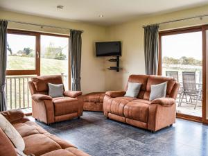 a living room with two chairs and a couch at Birch - Uk38858 in Belladrum