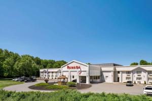 vistas a una posada de mamás con aparcamiento en Ramada by Wyndham Allentown Bethlehem, en Allentown