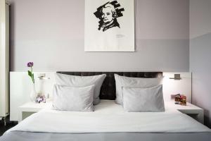 Postel nebo postele na pokoji v ubytování elaya hotel wolfenbuettel ehemals Rilano 24 7 Hotel Wolfenbüttel + 11 fotografií