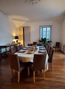 comedor con mesa y sillas en Logis des Tourelles, en Cognac