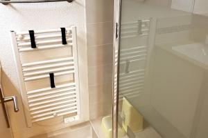 baño con ducha y puerta de cristal en Appartement 6-8 personnes à 3 minutes des pistes, en Peisey-Nancroix