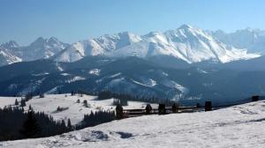 グリツァルフにあるApartament i pokoje Grota Zbójnickaの雪山を背景にした雪山