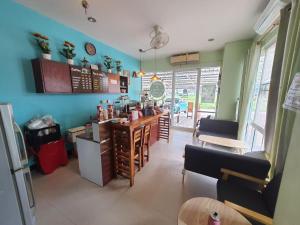 春丕朝纳特公寓的一间咖啡店,里面配有柜台和椅子