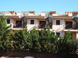 ein Apartmenthaus mit Bäumen davor in der Unterkunft Apartamentos Turisticos Aguilas de los Collados in Águilas