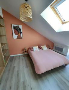 een slaapkamer met een groot bed op zolder bij Maison centre saint Quentin en mauges in Saint-Quentin-en-Mauges