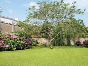 A garden outside Precioso apartamento wifi, aparcamiento, piscina en Llanes