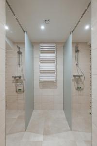 baño con ducha y puerta de cristal en Horeka Hotel & SPA, en Ełk